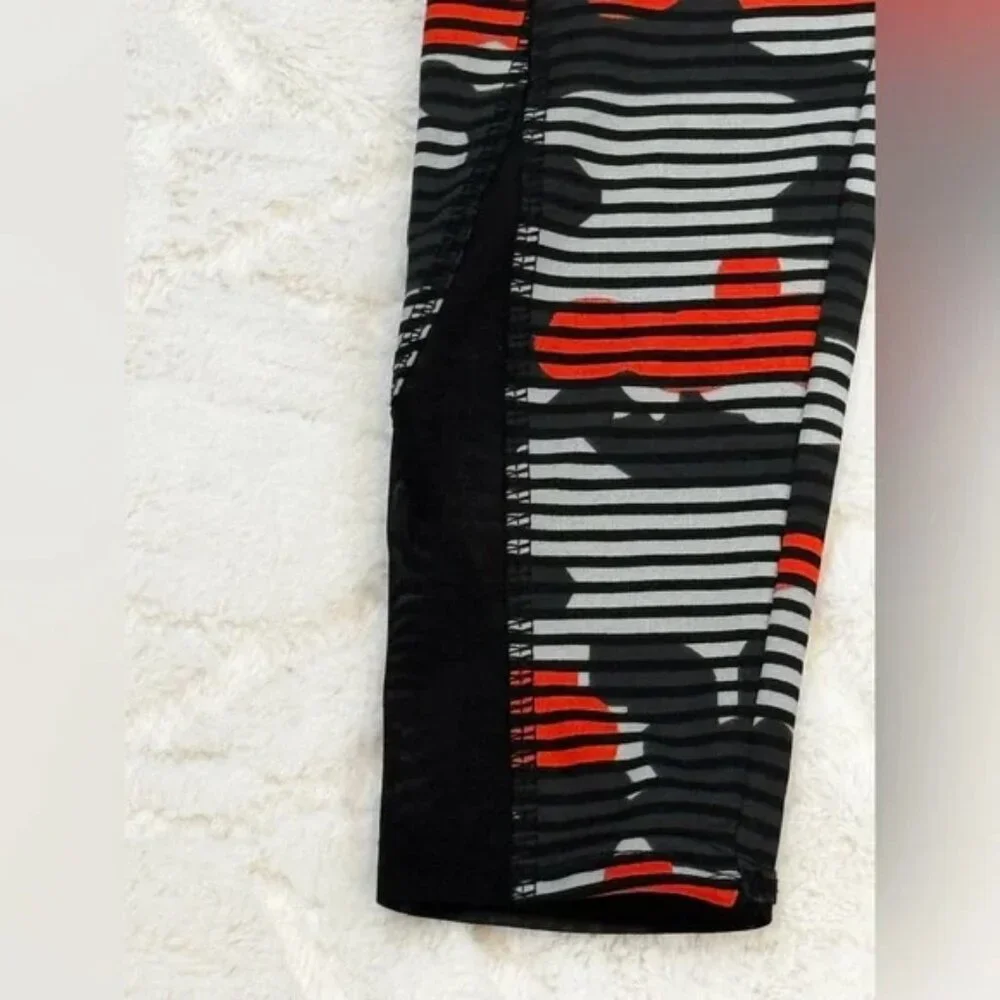 NWT RAG red, black, and gray camouflage pattern leggings size medium - Picture 2 of 5